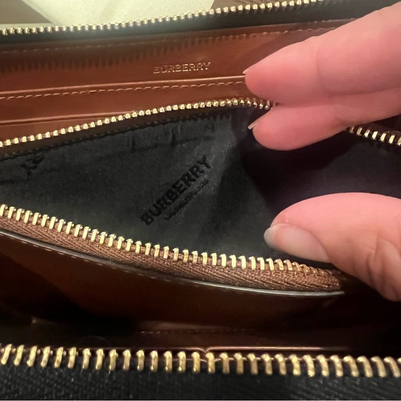 Burberry wallet from 2021. No longer making this version! - Picture 2 of 3